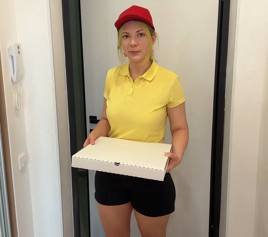 Lika Busy The Pizza Delivery Girl Get Fucked