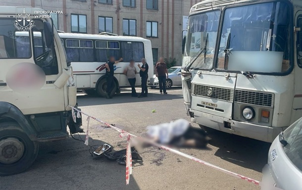 В Закарпатье грузовик въехал в людей, которые выходили из автобуса