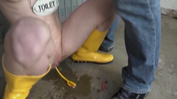 Amateur-Garage - The milf is allowed to drink piss [FullHD 1080p]
