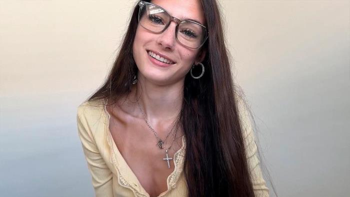Sophie Tyler - Sweet Little Step Daughter Takes Extra Care Of You [FullHD 1080p]