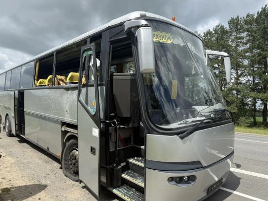 росія звинуватила ЗСУ в ударі дроном по автобусу з дітьми з білорусі: в Генштабі відповіли(фото)