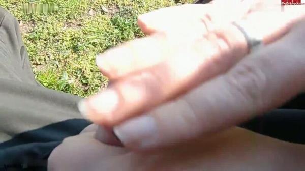 AnnikaRose - Handjob while eating ice cream [HD 720p]