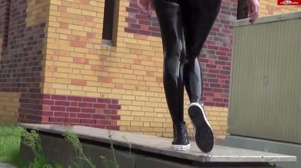LadyAlshari - Chucks and latex [HD 720p]
