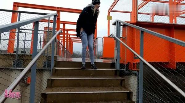 LissLonglegs - Outdoor Pee - Short Intense Sprinkle Jet6 [FullHD 1080p]