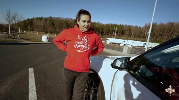 Jenny_Stella - Public - A7 rest area, mega pee [FullHD 1080p]