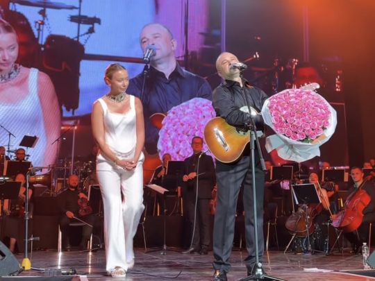 Ніби на весіллі: мережа відреагувала на виступ відомого артиста