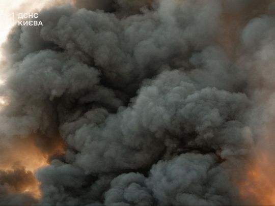 Вночі росіяни накрили Київ балістикою: зруйновано багатоповерхівки, багато загиблих та поранених (фото, відео)