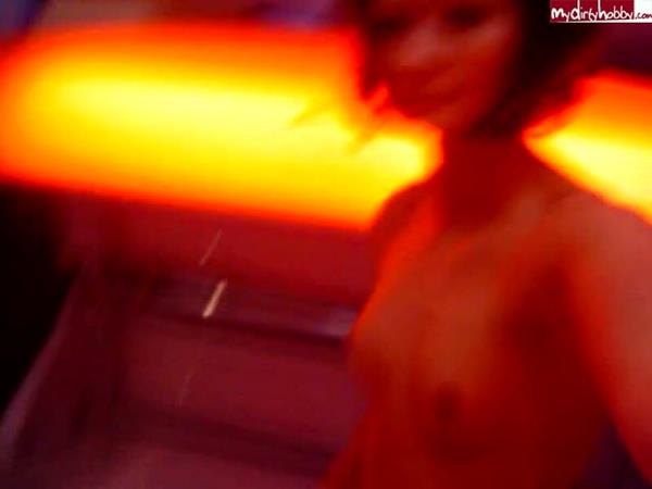 VickyPrivat - Im Solarium Teil 1 [HD 720p]