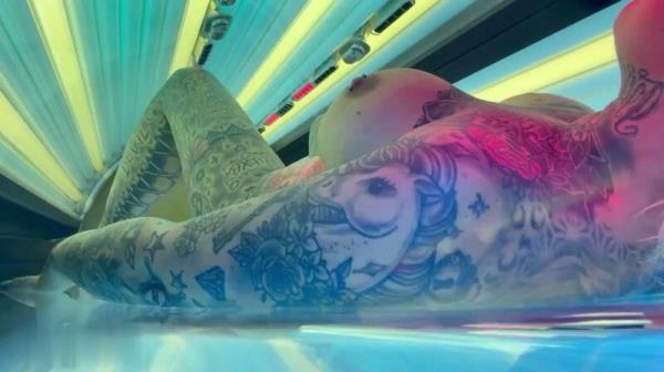SteffiBlond - SONNENBANK STEFF - unter der Bank geht es zur Sache [FullHD 1080p]