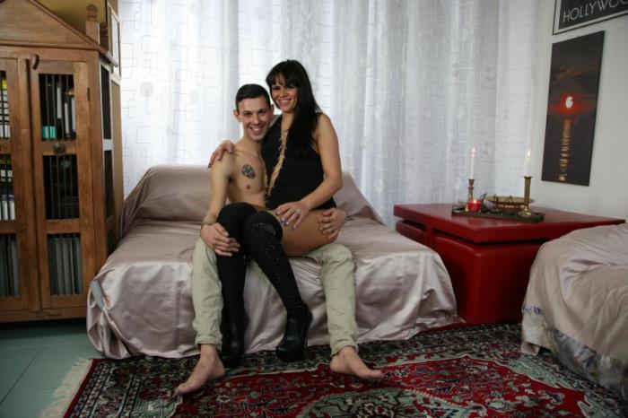 Floriana - Brunette mature mum is allowing this young guy to enjoy her job [HD 720p]