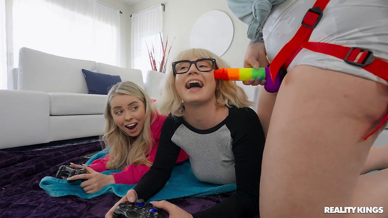 Haley Spades, Abigaiil Morris, Cara May: Slutty Strap-On Gamer Girl Threesome (WeLiveTogether.com/RealityKings.com) FullHD 1080p