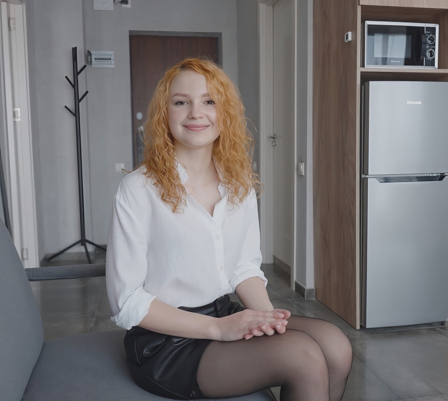 Молодая риэлторша Verlonis Alina убеждает клиента купить квартиру Молодая риэлторша Verlonis Alina убеждает клиента купить квартиру