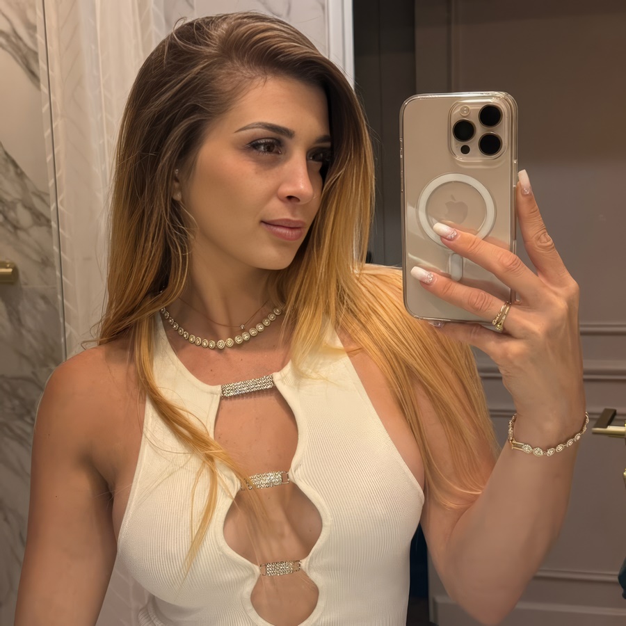 Maeva Sinaloa A Beautiful French Model Cheats On Her Husband In The Shower