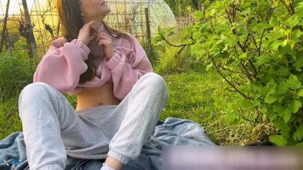 Emmi-Hill - Nervenkitzel beim hemmungslosen pussy Fingern am Waldrand [FullHD 1080p]